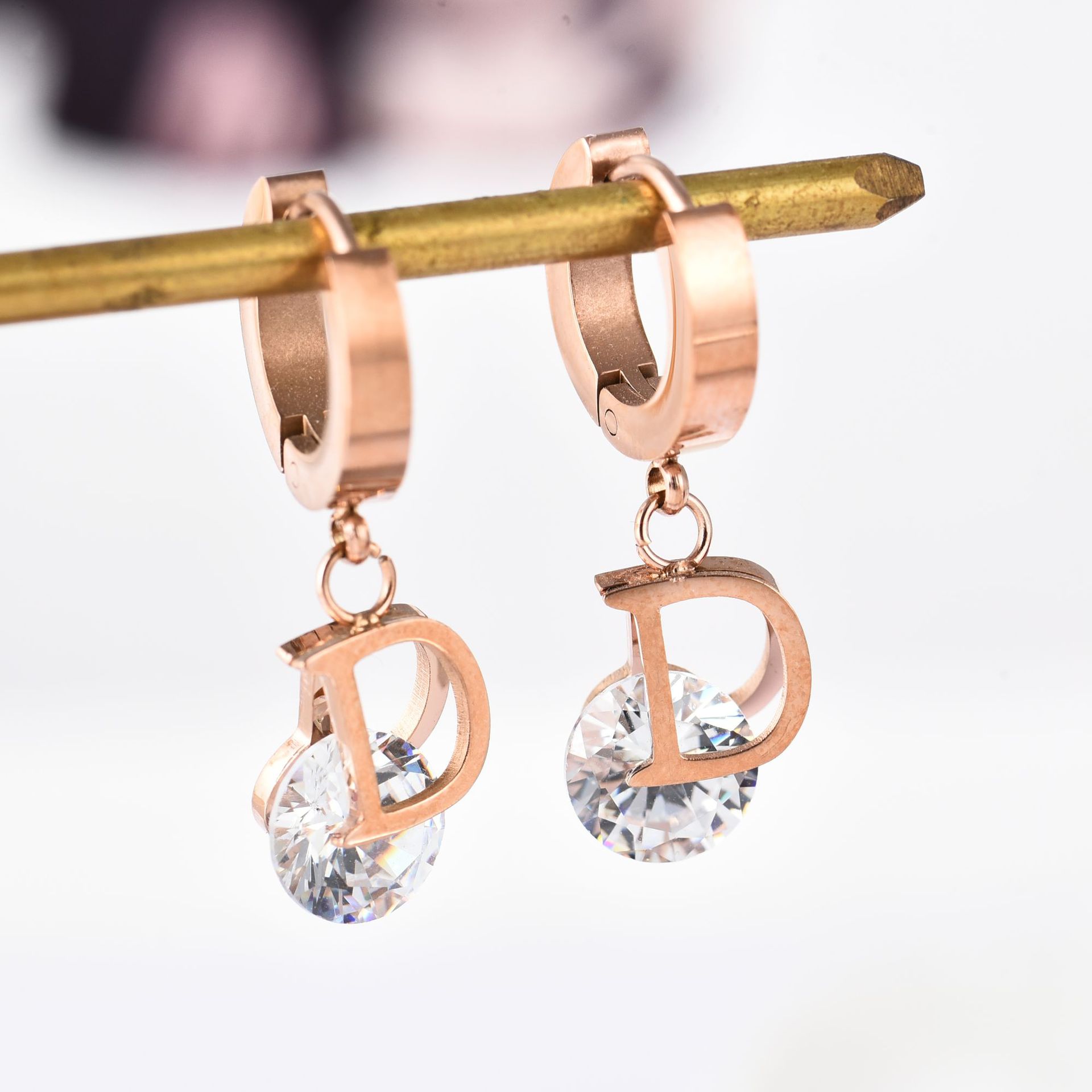 Vintage Luxury Letter D Crysta - Vintage Fashion Jewelry Brands recension och pris
