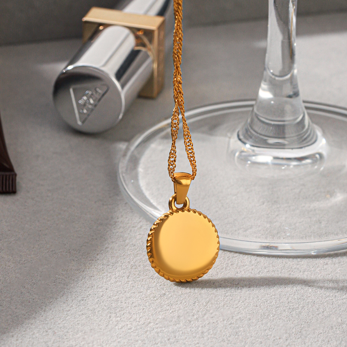 French vintage necklace, niche - Vintage Fashion Instagram recension och pris