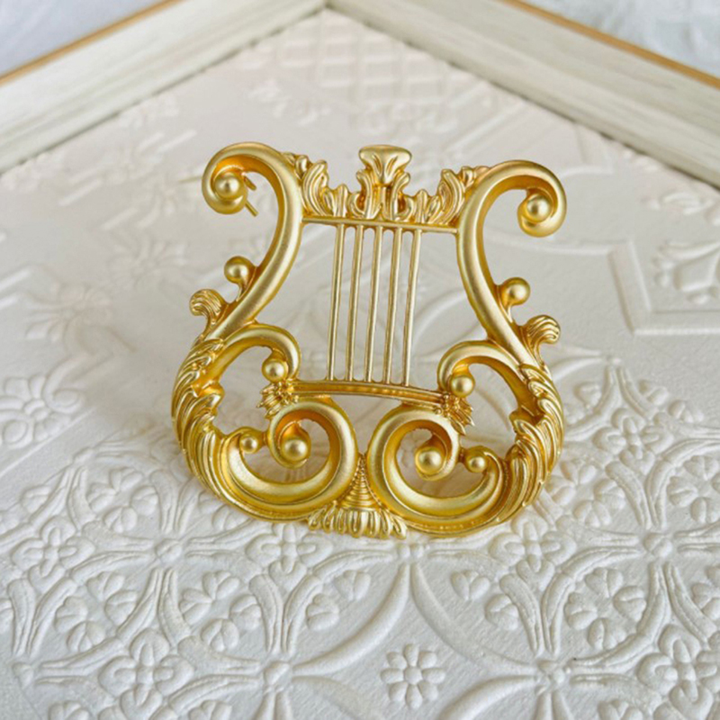 Vintage Golden Harp Brooch Jew - Vintage Fashion Postcards recension och pris